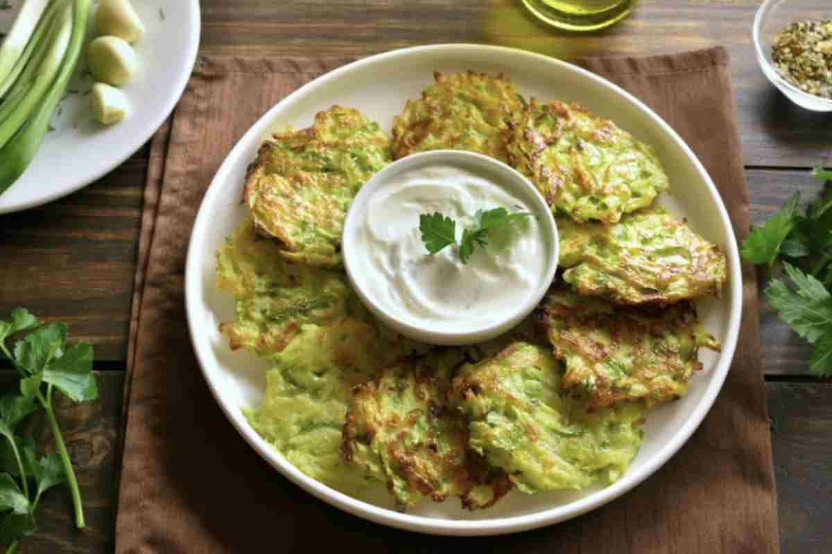 Il passaggio successivo è la cottura, che tradizionalmente prevede la frittura in abbondante olio di semi, preferibilmente di girasole o arachide