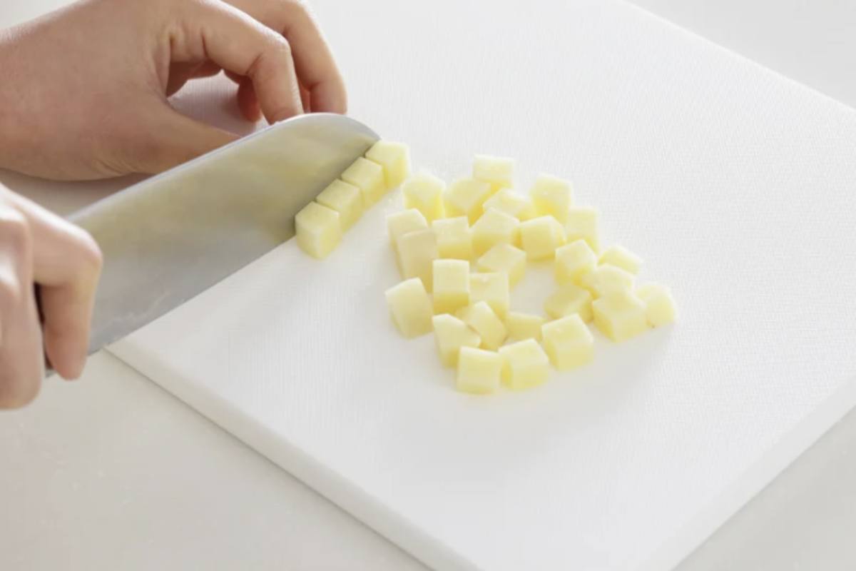 La parmigiana di patate è perfetta per essere preparata in anticipo e riscaldata al momento del servizio, caratteristica che la rende ideale